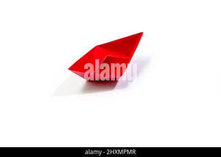 Rotes Boot aus Papier isoliert auf weißem Hintergrund mit Schneideweg. Freiheitssymbol Stockfoto