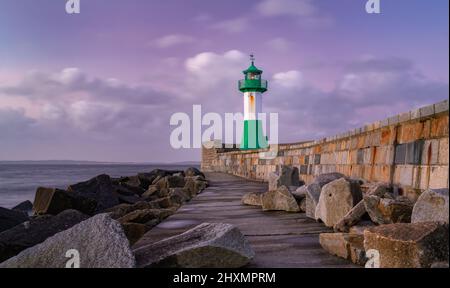 Sassnitz Leuchtturm bei Sonnenaufgang Stockfoto