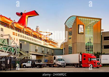 Die Carnival Ecstasy ist am 10. März 2022 im Alabama Cruise Terminal in Mobile, Alabama, angedockt. Stockfoto
