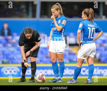 Birmingham, Großbritannien. 13. März 2022. Schiedsrichter markiert den Platz, während Veatriki Sarri (Birmingham City 7) &amp; Christie Murray (Birmingham City 10) während des Spiels der Womens Super League zwischen Birmingham City &amp; West Ham im St Andrews Stadium in Birmingham, England, über den Freistoß stehen&#XA;&#XA; Karl W Newton/Sports Press Photos SPP Credit: SPP Sport Press Photo. /Alamy Live News Stockfoto