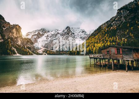 Alpine Lake (Prags Pragser Wildsee). Magie und schöne Szene. Beliebte Touristenattraktion. Ort Dolomiti, Nationalpark Fanes-Sennes- Stockfoto