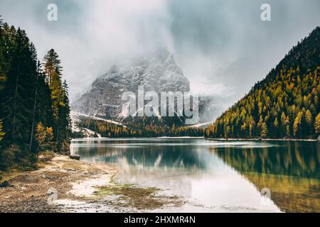 Alpine Lake (Prags Pragser Wildsee). Magie und schöne Szene. Beliebte Touristenattraktion. Ort Dolomiti, Nationalpark Fanes-Sennes- Stockfoto