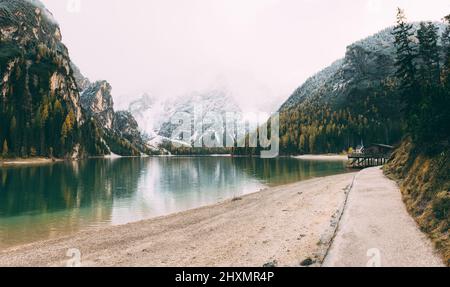 Tolle Szene der Pragser Wildsee. Lage Ort Dolomiti Nationalpark Fanes-Sennes-Prags, Italien. Europa. Cross-PROCESSED Retro Stockfoto
