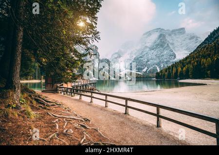 Tolle Szene der Pragser Wildsee. Lage Ort Dolomite Nationalpark Fanes-Sennes-Prags, Italien. Europa. Cross-PROCESSED Retro Stockfoto