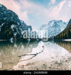 Tolle Szene der Pragser Wildsee. Lage Ort Dolomite Nationalpark Fanes-Sennes-Prags, Italien. Europa. Cross-PROCESSED Retro Stockfoto