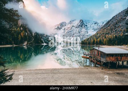 Tolle Szene der Pragser Wildsee. Lage Ort Dolomite Nationalpark Fanes-Sennes-Prags, Italien. Europa. Cross-PROCESSED Retro Stockfoto