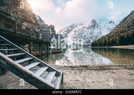 Tolle Szene der Pragser Wildsee. Lage Ort Dolomite Nationalpark Fanes-Sennes-Prags, Italien. Europa. Cross-PROCESSED Retro Stockfoto