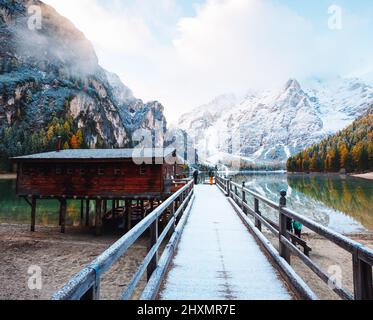 Tolle Szene der Pragser Wildsee. Lage Ort Dolomite Nationalpark Fanes-Sennes-Prags, Italien. Europa. Cross-PROCESSED Retro Stockfoto