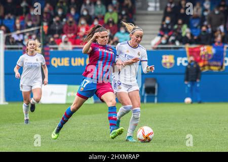 Barcelona, Spanien. 13. März 2022. Andrea Pereira (L) vom FC Barcelona und Kosovare Asllani (R) von Real Madrid in Aktion während des Primera Iberdrola-Spiels zwischen dem FC Barcelona Femeni und Real Madrid Femenino im Johan Cruyff Stadium. Endergebnis: FC Barcelona Femeni 5:0 Real Madrid Femenino. Kredit: SOPA Images Limited/Alamy Live Nachrichten Stockfoto