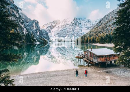 Tolle Szene der Pragser Wildsee. Lage Ort Dolomite Nationalpark Fanes-Sennes-Prags, Italien. Europa. Cross-PROCESSED Retro Stockfoto