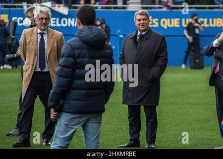 Barcelona, Spanien. 13. März 2022. Joan Laporta (R), Präsident des FC Barcelona, wurde während des Primera Iberdrola-Spiels zwischen dem FC Barcelona Femeni und Real Madrid Femenino im Johan Cruyff Stadium gesehen. Endergebnis: FC Barcelona Femeni 5:0 Real Madrid Femenino. Kredit: SOPA Images Limited/Alamy Live Nachrichten Stockfoto