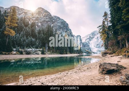 Alpine Lake (Prags Pragser Wildsee). Magie und schöne Szene. Beliebte Touristenattraktion. Ort Dolomiti, Nationalpark Fanes-Sennes- Stockfoto