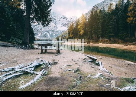 Tolle Szene der Pragser Wildsee. Lage Ort Dolomite Nationalpark Fanes-Sennes-Prags, Italien. Europa. Cross-PROCESSED Retro Stockfoto