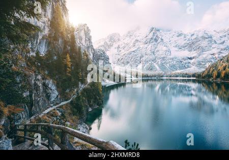 Tolle Szene der Pragser Wildsee. Beliebte Touristenattraktion. Lage Ort Dolomiti, Nationalpark Fanes-Sennes-Prags, Italien. E Stockfoto