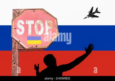 Russland Ukraine Konflikt/Krieg Konzept Bild. Flagge Russlands, Stoppschild mit Flagge der Ukraine. Stockfoto