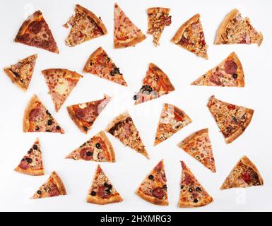 Frisch gebackene Pizzascheiben isoliert auf weißem Hintergrund Stockfoto