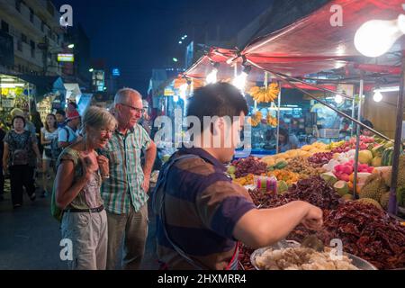 Urbane Szene vom berühmten Nachtmarkt in Hua hin. Hua hin ist eines der beliebtesten Reiseziele in Thailand. Stockfoto