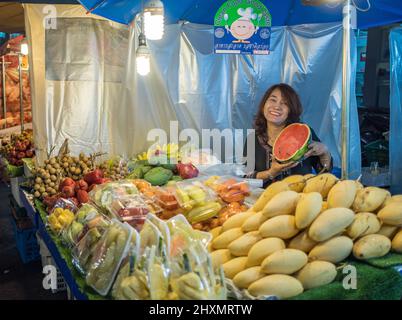 Urbane Szene vom berühmten Nachtmarkt in Hua hin. Hua hin ist eines der beliebtesten Reiseziele in Thailand. Stockfoto