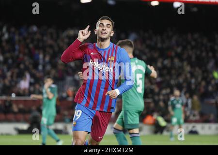 Barcelona, Spanien. 13. März 2022. Ferran Torres (19 FC Barcelona) feiert das Tor während des LaLiga Santander-Spiels zwischen Barcelona und Osasuna im Camp Nou-Stadion in Barcelona, Spanien. Rafa Huerta/SPP Credit: SPP Sport Press Photo. /Alamy Live News Stockfoto