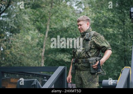 Voll ausgestattete Militärangehörige mit automatischen Waffen, die sich bereit machen, Airsoft-Strikeball zu spielen Stockfoto