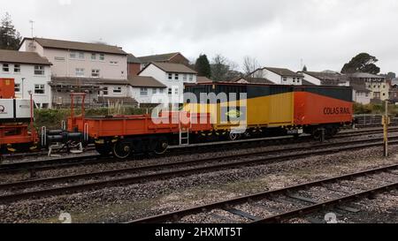 Ein Colas Rail Schwerlastkran und Waggons in Paignton, die auf der Ersatzbrücke im Livermead-Gebiet von Torquay, Devon, England, Großbritannien, zum Einsatz kommen. Stockfoto