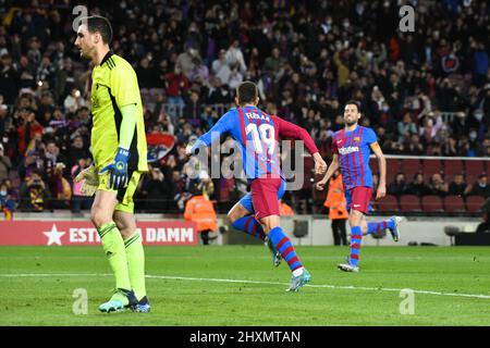 Barcelona, Barcelona, Spanien, Spanien. 13. März 2022. BARCELONA, SPANIEN - 13. MÄRZ: Ferran Torres aus Barcelona feiert nach einem Tor (1:0) während des La Liga-Spiels zwischen Barcelona und Osasuna im Camp Nou Stadion am 13. März 2022 in Barcelona, Spanien. (Bild: © Sara Arib/PX Imagens via ZUMA Press Wire) Stockfoto