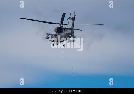 Die Nationalgarde der Idaho-Armee hat ihren Government Acceptance Test am 5. Und 11. März im Orchard Combat Training Center abgeschlossen. Für die Digital Air Ground Integration-Reihe musste der Flugzeugteil des GAT vollständig qualifiziert werden. Die vorherigen Testkomponenten wurden im vergangenen Frühjahr mit Abrams-Panzern, Bradley-Kampffahrzeugen und Strykers abgeschlossen. Die 1. der 229. Piloten des Angriffs-Aufklärungsbataillons der US-Armee und Besatzungsmitglieder der Joint Base Lewis-McChord, Washington, führten die Qualifikation der Besatzung mit ihren AH-64 Apache-Hubschraubern auf der DAGIR während der Woche durch. Stockfoto