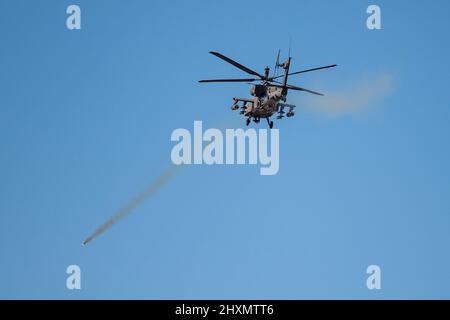 Die Nationalgarde der Idaho-Armee hat ihren Government Acceptance Test am 5. Und 11. März im Orchard Combat Training Center abgeschlossen. Für die Digital Air Ground Integration-Reihe musste der Flugzeugteil des GAT vollständig qualifiziert werden. Die vorherigen Testkomponenten wurden im vergangenen Frühjahr mit Abrams-Panzern, Bradley-Kampffahrzeugen und Strykers abgeschlossen. Die 1. der 229. Piloten des Angriffs-Aufklärungsbataillons der US-Armee und Besatzungsmitglieder der Joint Base Lewis-McChord, Washington, führten die Qualifikation der Besatzung mit ihren AH-64 Apache-Hubschraubern auf der DAGIR während der Woche durch. Stockfoto