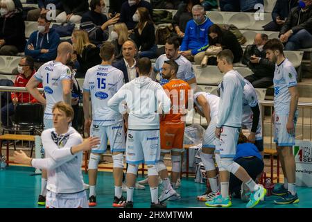 Ravenna, Italien. 13. März 2022. Auszeit Cisterna während Consar Ravenna vs Top Volley Cisterna, Volleyball Italienische Serie A Männer Superliga Meisterschaft in Ravenna, Italien, März 13 2022 Quelle: Independent Photo Agency/Alamy Live News Stockfoto