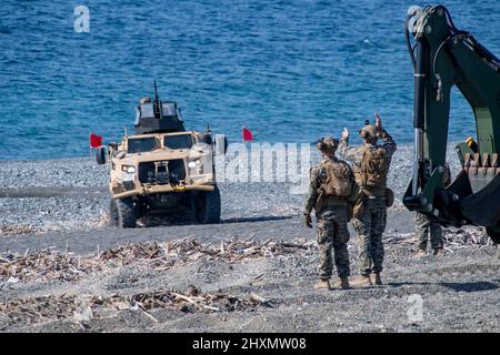 NUMAZU BEACH, Japan (9. März 2022) Schiffe, die der Marine Expeditionary Unit (MEU) von 31. zugewiesen wurden, entlasten Ausrüstung und Ausrüstung eines Landungsschiffes, das während einer Strandlandeübung mit dem nach vorne eingesetzten Amphibiendock-Landungsschiff USS Ashland (LSD 48) eingesetzt wird. Ashland, Teil der America Amphibious Ready Group, arbeitet zusammen mit der 31. MEU im Verantwortungsbereich der US-Flotte von 7., um die Interoperabilität mit Verbündeten und Partnern zu verbessern und dient als einsatzbereite Einsatztruppe zur Verteidigung von Frieden und Stabilität in der Indo-Pazifik-Region. (USA Navy Foto von Mass Communication Specialist 2. C Stockfoto