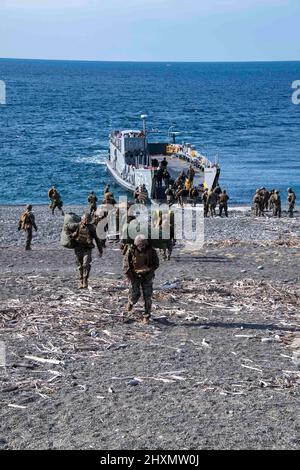 NUMAZU BEACH, Japan (9. März 2022) Schiffe, die der Marine Expeditionary Unit (MEU) von 31. zugewiesen wurden, entlasten Ausrüstung und Ausrüstung eines Landungsschiffes, das während einer Strandlandeübung mit dem nach vorne eingesetzten Amphibiendock-Landungsschiff USS Ashland (LSD 48) eingesetzt wird. Ashland, Teil der America Amphibious Ready Group, arbeitet zusammen mit der 31. MEU im Verantwortungsbereich der US-Flotte von 7., um die Interoperabilität mit Verbündeten und Partnern zu verbessern und dient als einsatzbereite Einsatztruppe zur Verteidigung von Frieden und Stabilität in der Indo-Pazifik-Region. (USA Navy Foto von Mass Communication Specialist 2. C Stockfoto