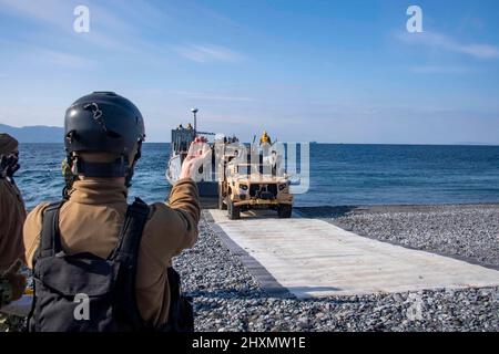 NUMAZU BEACH, Japan (9. März 2022) Marineinfanteristen, die der Marine Expeditionary Unit (MEU) von 31. zugewiesen wurden, entlasten Fahrzeuge eines Landungsschiffes, das während einer Strandlandeübung mit dem nach vorne eingesetzten Amphibiendock-Landungsschiff USS Ashland (LSD 48) eingesetzt wird. Ashland, Teil der America Amphibious Ready Group, arbeitet zusammen mit der 31. MEU im Verantwortungsbereich der US-Flotte von 7., um die Interoperabilität mit Verbündeten und Partnern zu verbessern und dient als einsatzbereite Einsatztruppe zur Verteidigung von Frieden und Stabilität in der Indo-Pazifik-Region. (USA Navy Foto von Mass Communication Specialist 2. Klasse Micha Stockfoto