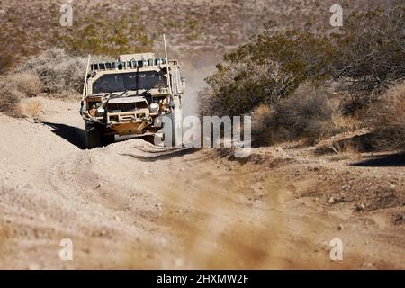 Green Berets manövrieren mit der 5. Special Forces Group (Airborne) am 11. März 2022 in der Nähe von Jean, Nevada, ein Bound Mobility Vehicle 1,1 durch ihre ersten 100 Meilen der Mint 400. Das jährliche Offroad-Rennen in der amerikanischen Wüste bietet Green Berets einen einzigartigen Veranstaltungsort, um ihre erprobteste Fernwüstenmobilität über 200 Meilen der Wüste von Nevada zu testen. (USA Armeefoto von Sgt. William Howard, Klasse 1.) Stockfoto