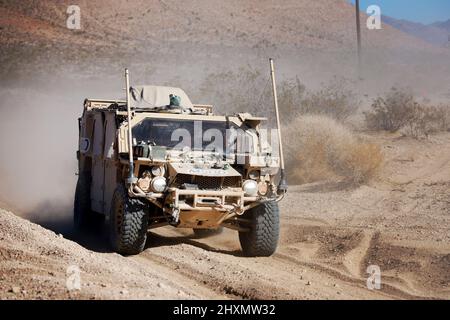 Green Berets manövrieren mit der 5. Special Forces Group (Airborne) am 11. März 2022 in der Nähe von Jean, Nevada, ein Bound Mobility Vehicle 1,1 durch ihre ersten 100 Meilen der Mint 400. Das jährliche Offroad-Rennen in der amerikanischen Wüste bietet Green Berets einen einzigartigen Veranstaltungsort, um ihre erprobteste Fernwüstenmobilität über 200 Meilen der Wüste von Nevada zu testen. (USA Armeefoto von Sgt. William Howard, Klasse 1.) Stockfoto