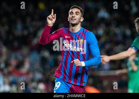 13.. März 2022 ; Nou Camp, Barcelona, Spanien: La Liga Football, FC Barcelona gegen Osasuna: 19 Ferran Torres vom FC Barcelona feiert sein zweites Tor in der 21.. Minute für 2-0 Stockfoto