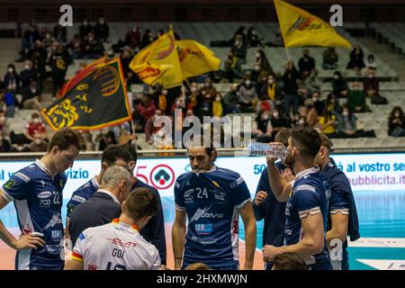 Pala De Andre, Ravenna, Italien, 13. März 2022, Auszeit Ravenna während des Consar Ravenna vs Top Volley Cisterna - Volleyball Italienische Serie A Männer Superliga Meisterschaft Stockfoto