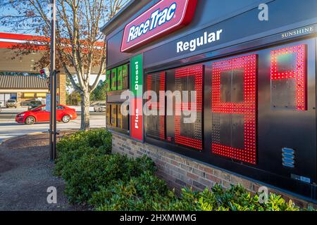 Die US-Gaspreise steigen Anfang Frühjahr 2022 auf ein Allzeithoch, wie an dieser Metro Atlanta, Georgia, RaceTrac Tankstelle zu sehen ist. (USA) Stockfoto