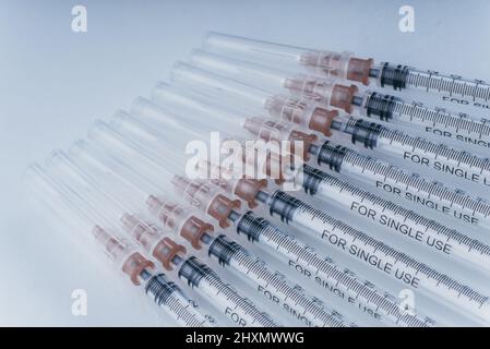 Medizin, Injektion, Impfstoff und Einmalspritze isoliert, Wirkstoffkonzept. Sterile Fläschchen medizinisch. Nadel der medizinischen Spritze. Makro-Nahaufnahme auf grauen Hintergründen. Stockfoto