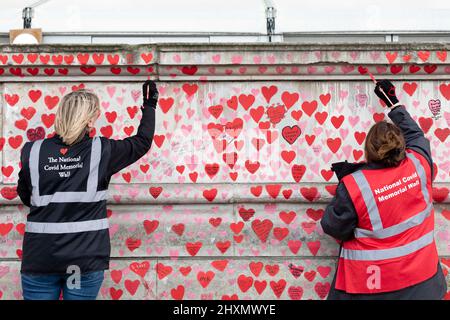 Am 29.. März 2022 jährt sich zum ersten Mal das Herz auf die Covid 19 National Memorial Wall. Am Tag, der Covid 19 trauerte Stockfoto