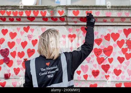 Am 29.. März 2022 jährt sich zum ersten Mal das Herz auf die Covid 19 National Memorial Wall. Am Tag, der Covid 19 trauerte Stockfoto