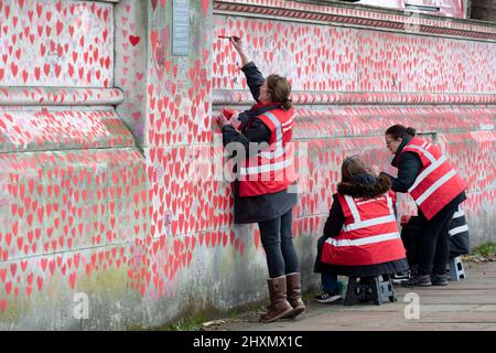 Am 29.. März 2022 jährt sich zum ersten Mal das Herz auf die Covid 19 National Memorial Wall. Am Tag, der Covid 19 trauerte Stockfoto