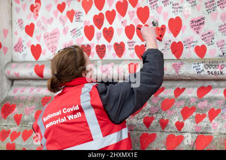 Am 29.. März 2022 jährt sich zum ersten Mal das Herz auf die Covid 19 National Memorial Wall. Am Tag, der Covid 19 trauerte Stockfoto