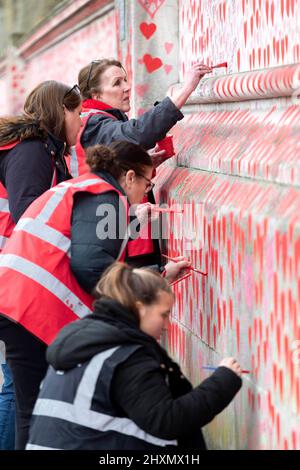 Am 29.. März 2022 jährt sich zum ersten Mal das Herz auf die Covid 19 National Memorial Wall. Am Tag, der Covid 19 trauerte Stockfoto