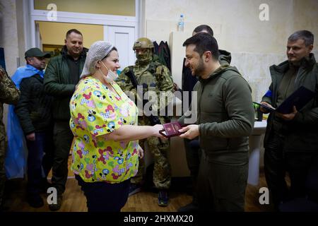 (Kiew, Ukraine - 13,3.22) der ukrainische Präsident Wolodymyr Zelenski geht zu einem Militärkrankenhaus in Kiew, Ukraine, um dort Soldaten zu besuchen, die während der russischen Invasion verwundet wurden, und verleiht den Kämpfern und dem medizinischen Personal Medaillen für ihren Dienst an ihrem Land. (Foto: Presidential Press Office Der Ukraine) Stockfoto