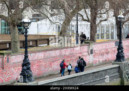 Am 29.. März 2022 jährt sich zum ersten Mal das Herz auf die Covid 19 National Memorial Wall. Am Tag, der Covid 19 trauerte Stockfoto