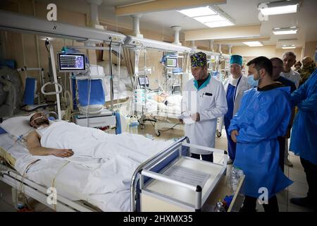 (Kiew, Ukraine - 13,3.22) der ukrainische Präsident Wolodymyr Zelenski geht zu einem Militärkrankenhaus in Kiew, Ukraine, um dort Soldaten zu besuchen, die während der russischen Invasion verwundet wurden, und verleiht den Kämpfern und dem medizinischen Personal Medaillen für ihren Dienst an ihrem Land. (Foto: Presidential Press Office Der Ukraine) Stockfoto