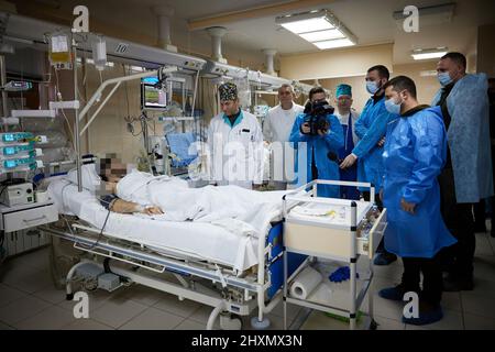 (Kiew, Ukraine - 13,3.22) der ukrainische Präsident Wolodymyr Zelenski geht zu einem Militärkrankenhaus in Kiew, Ukraine, um dort Soldaten zu besuchen, die während der russischen Invasion verwundet wurden, und verleiht den Kämpfern und dem medizinischen Personal Medaillen für ihren Dienst an ihrem Land. (Foto: Presidential Press Office Der Ukraine) Stockfoto