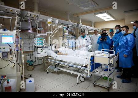 (Kiew, Ukraine - 13,3.22) der ukrainische Präsident Wolodymyr Zelenski geht zu einem Militärkrankenhaus in Kiew, Ukraine, um dort Soldaten zu besuchen, die während der russischen Invasion verwundet wurden, und verleiht den Kämpfern und dem medizinischen Personal Medaillen für ihren Dienst an ihrem Land. (Foto: Presidential Press Office Der Ukraine) Stockfoto