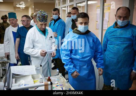 (Kiew, Ukraine - 13,3.22) der ukrainische Präsident Wolodymyr Zelenski geht zu einem Militärkrankenhaus in Kiew, Ukraine, um dort Soldaten zu besuchen, die während der russischen Invasion verwundet wurden, und verleiht den Kämpfern und dem medizinischen Personal Medaillen für ihren Dienst an ihrem Land. (Foto: Presidential Press Office Der Ukraine) Stockfoto