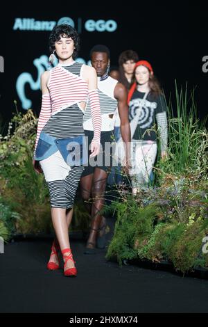 Madrid, Spanien. 13. März 2022. Models laufen auf der Nimph Fashion Show während der EGO Mercedes Benz Fashion Week Madrid März 2022 auf der IFEMA. Kredit: SOPA Images Limited/Alamy Live Nachrichten Stockfoto